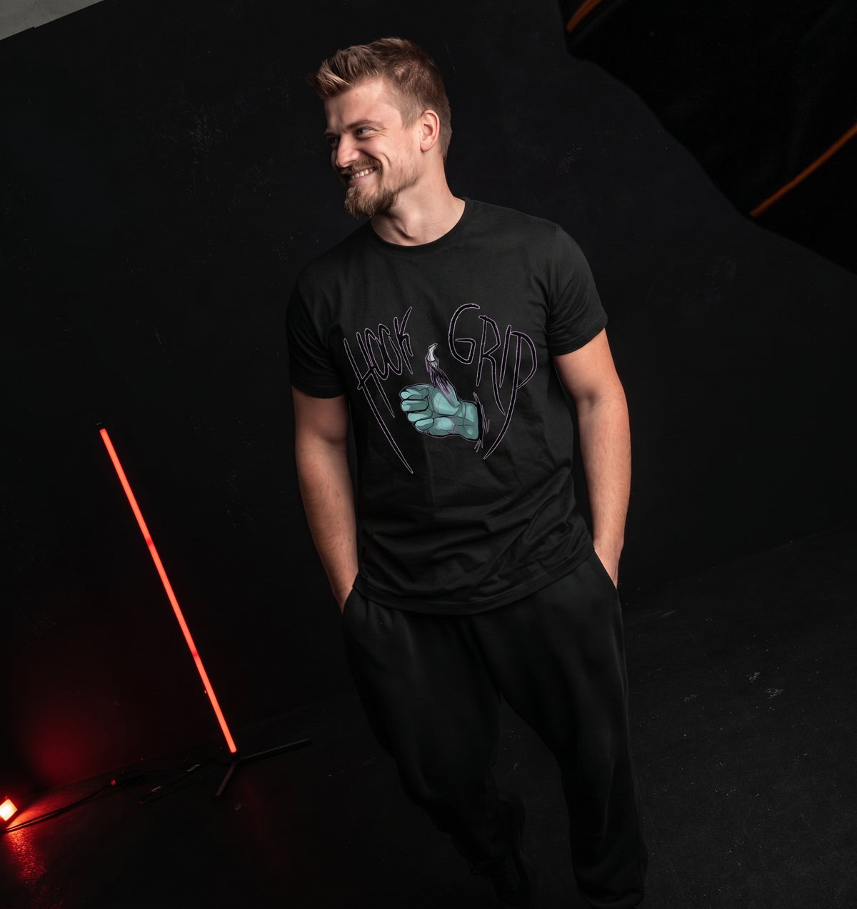 Hook Grip - Organic Shirt am Model