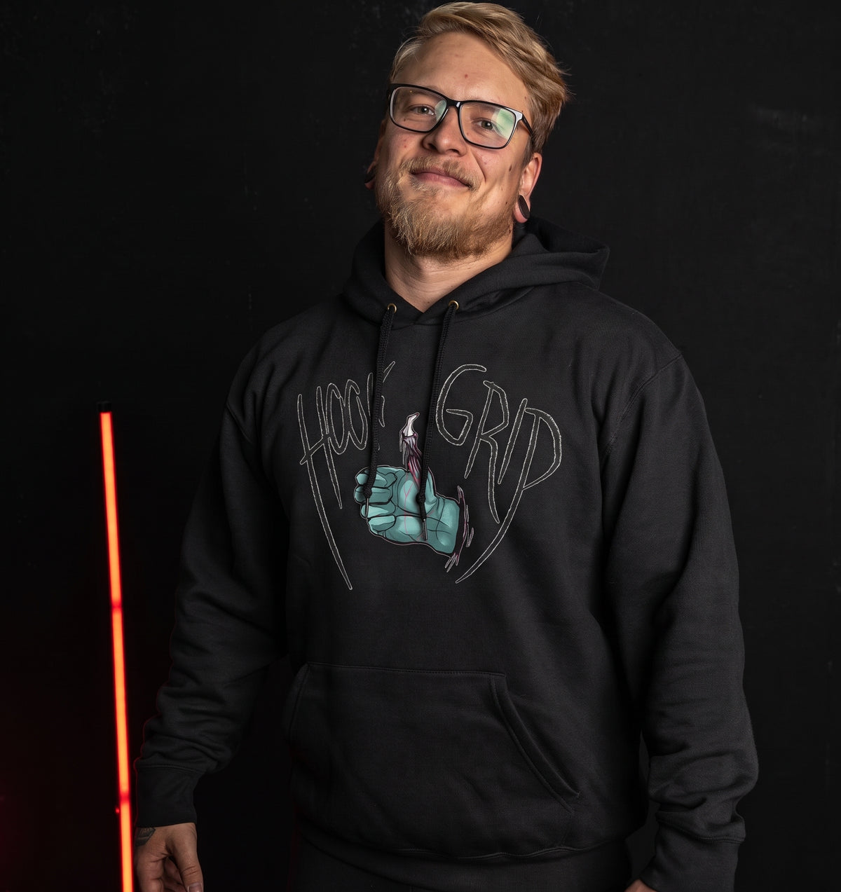 Hook Grip - Organic Hoodie am Model