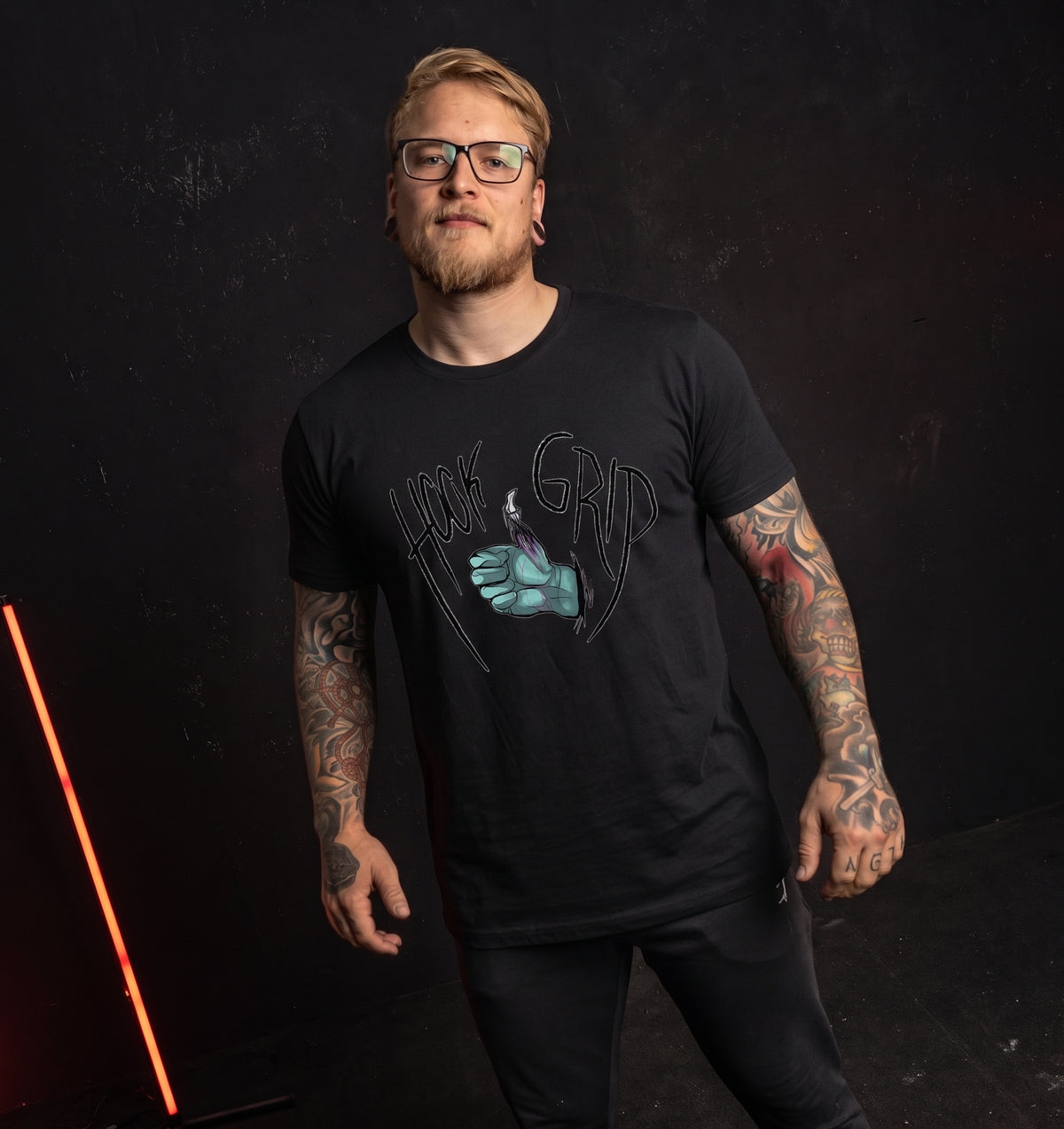 Hook Grip - Organic Shirt am Model